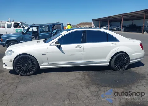 2012 Mercedes-Benz S 550 z USA, uszkodzony, nr VIN WDDNG7DB4CA423383